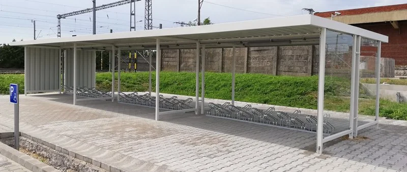 Leipzig L44+L45+L45 trapézlemez és üveg oldalfalakkal